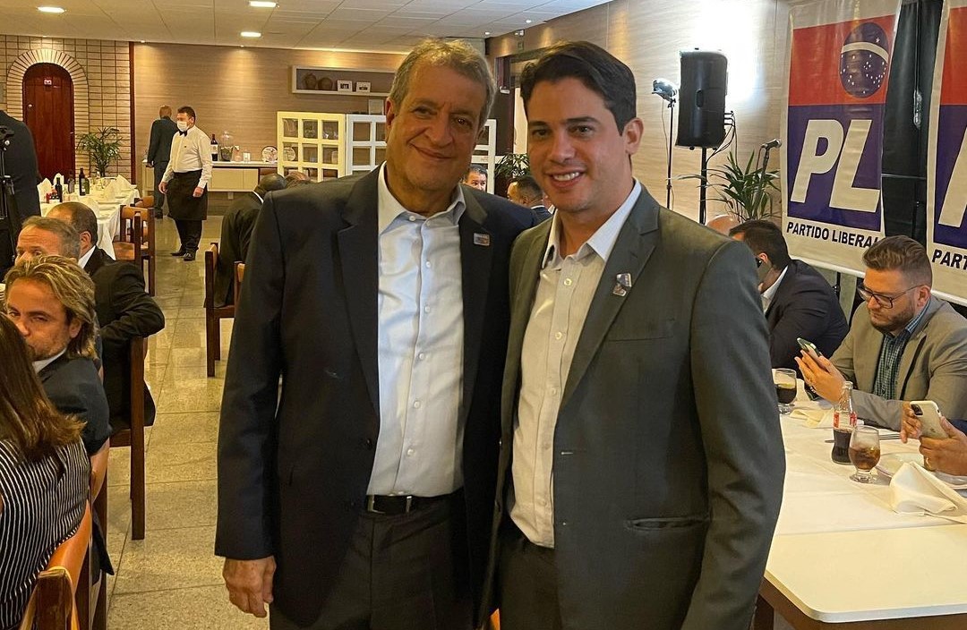 Valdemar Costa Neto e Júnior Mano posam lado a lado evento do PL.