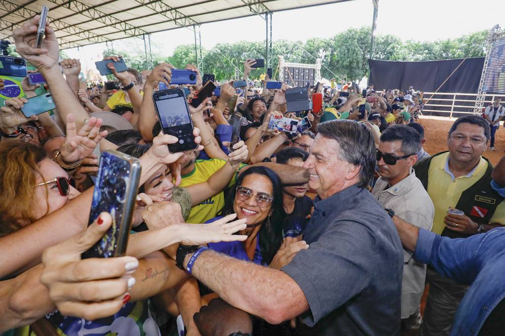 PONTO FRACO - O presidente nas ruas: os adversários vão mirar a política econômica do governo para tirar votos do capitão -