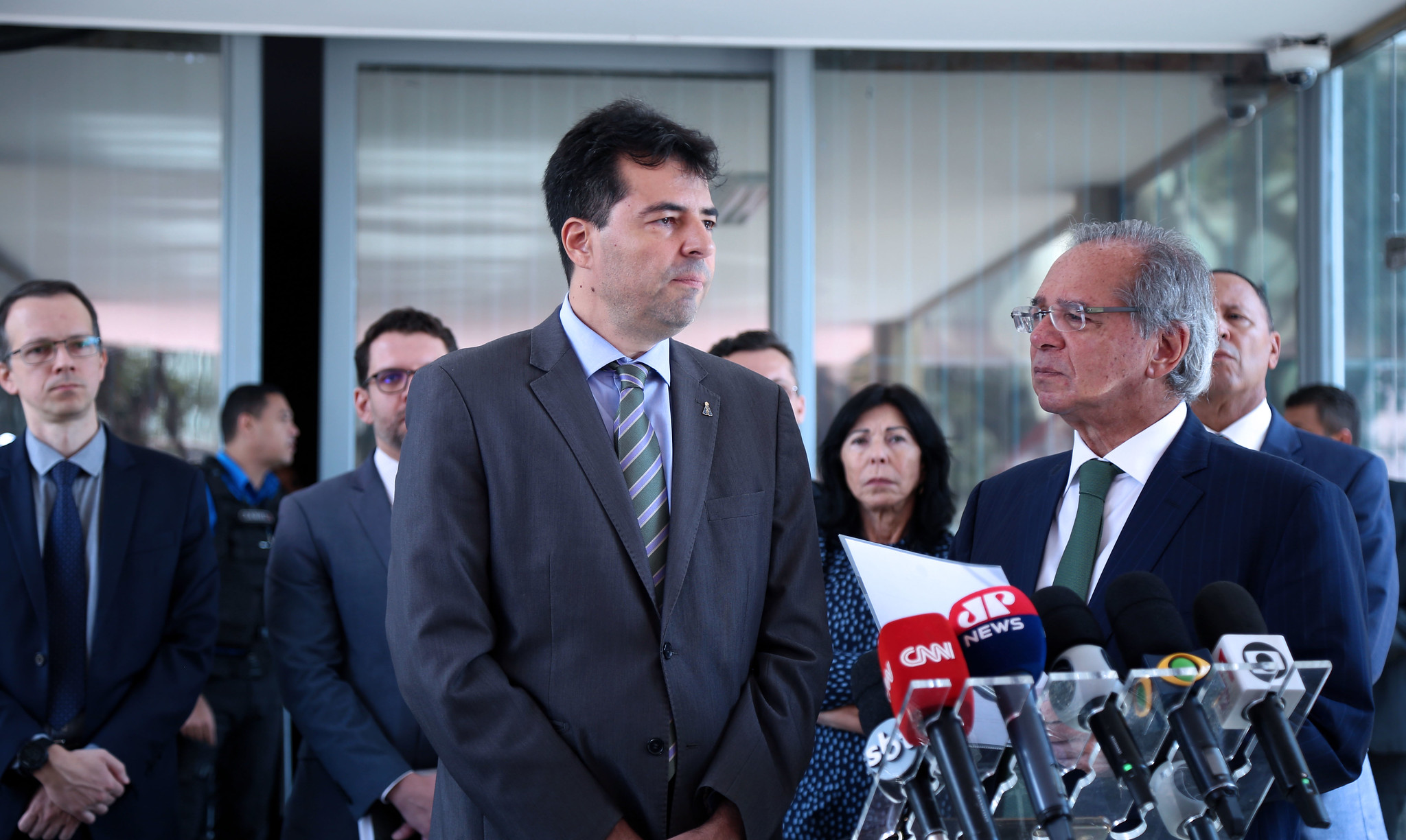 O novo ministro de Minas e Energia Adolfo Sachsida e o ministro da Economia Paulo Guedes falam à imprensa após primeiro encontro desde que Sachsida assumiu pasta