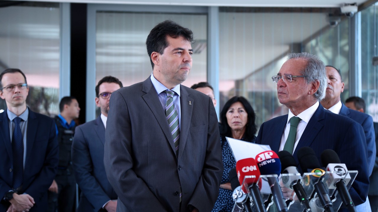 O novo ministro de Minas e Energia Adolfo Sachsida e o ministro da Economia Paulo Guedes falam à imprensa após primeiro encontro desde que Sachsida assumiu pasta