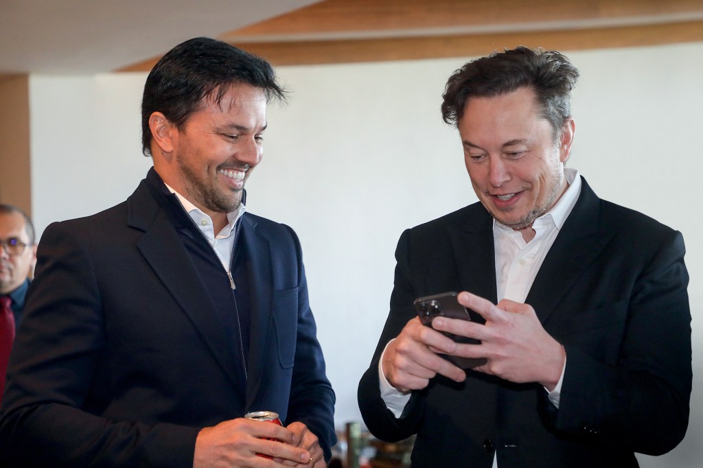 PARCERIA - Fábio Faria e Elon Musk, em Porto Feliz (SP): o primeiro contato foi feito através de uma carta -