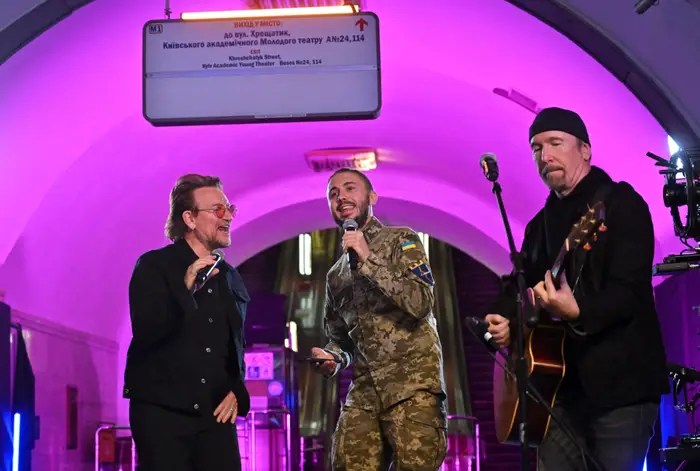 A banda irlandesa U2 faz show surpresa no metrô de Kiev, na Ucrânia
