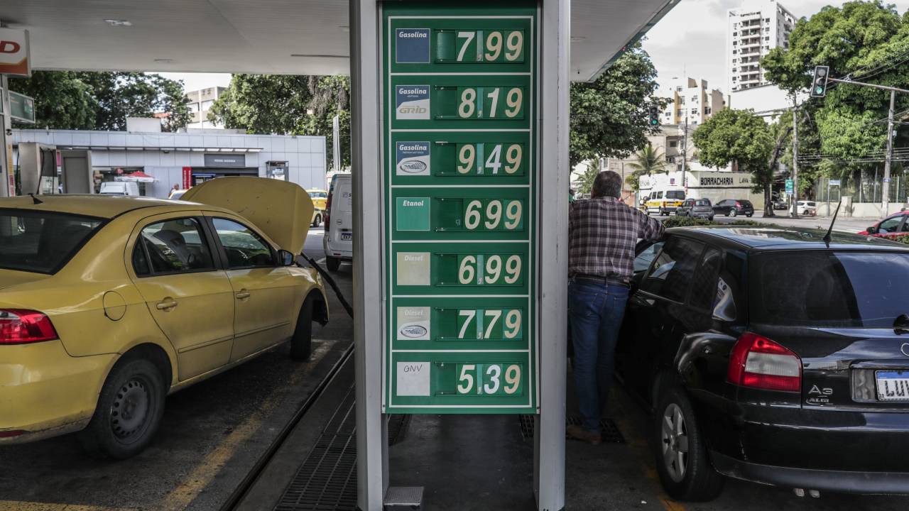 BRA01. RÍO DE JANEIRO (BRASIL), 11/05/2022.- Fotografía de la tabla de precios de una gasolinera hoy, en Río de Janeiro (Brasil). La inflación brasileña en los últimos doce meses hasta abril fue del 12,13 %, su mayor nivel para un período de un año en los últimos 18 años, desde octubre de 2003 (13,98 %), informó este miércoles el Gobierno. EFE/ André Coelho