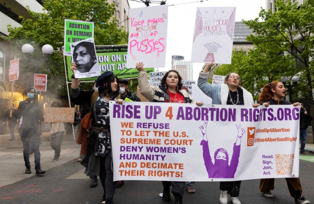 Pessoas marcham em defesa dos direitos ao aborto em Seattle, Washington, em 3 de maio de 2022. - A Suprema Corte está prestes a derrubar o direito ao aborto nos EUA, de acordo com um rascunho vazado de uma opinião majoritária que destruiria quase 50 anos de proteções constitucionais.