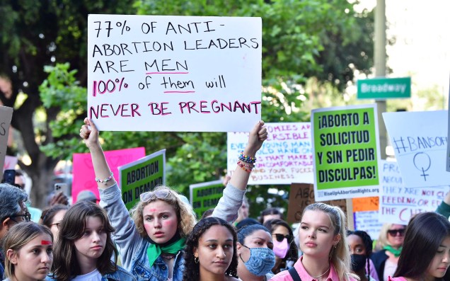 Ativistas pró-escolha se reúnem em protesto, do lado de fora do tribunal dos EUA para defender os direitos ao aborto no centro de Los Angeles em 3 de maio de 2022.