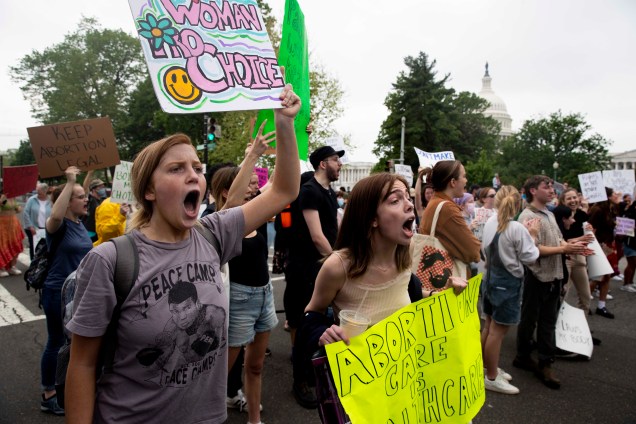 Defensores do direito ao aborto, divergem com defensores antiaborto nas proximidades da Suprema Corte em Washington, DC, EUA, 04 de maio de 2022.