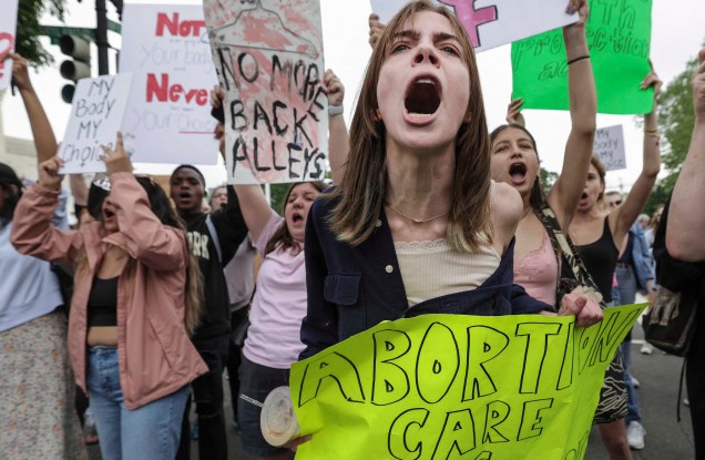 Defensores do direito ao aborto, manifestam-se em frente ao prédio da Suprema Corte dos EUA em 04 de maio de 2022 em Washington, DC.