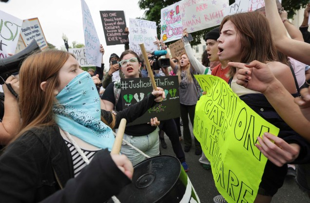 Defensores dos direitos ao aborto e antiaborto, se confrontam em frente ao prédio da Suprema Corte dos EUA, em 04 de maio de 2022 em Washington, DC.