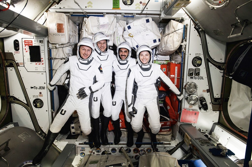 PARA VIAJAR - Astronautas da Missão Crew-3, da SpaceX, na Estação Espacial Internacional (ISS): vestuário novo -