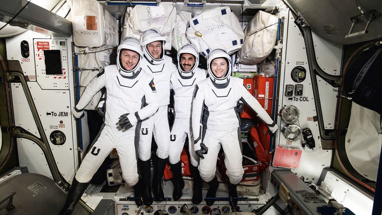 PARA VIAJAR - Astronautas da Missão Crew-3, da SpaceX, na Estação Espacial Internacional (ISS): vestuário novo -