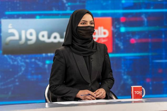 Apresentadora Sonia Niazi, cobre o rosto em uma transmissão ao vivo na estação de TV Tolo em Cabul, Afeganistão, em 22/05/2022.