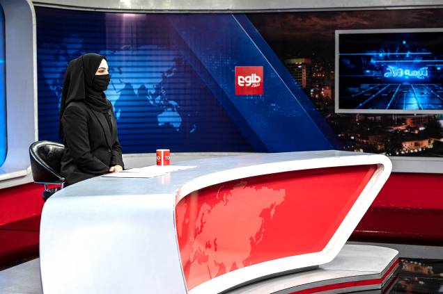 Apresentadora da TV Tolo News, Sonia Niazi, cobre o rosto em uma transmissão ao vivo em Cabul, Afeganistão, em 22/05/2022. Apresentadora da TV Tolo News, Sonia Niazi, cobre o rosto em uma transmissão ao vivo em Cabul, Afeganistão, em 22/05/2022.