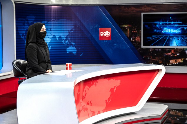 Apresentadora da TV Tolo News, Sonia Niazi, cobre o rosto em uma transmissão ao vivo em Cabul, Afeganistão, em 22/05/2022.