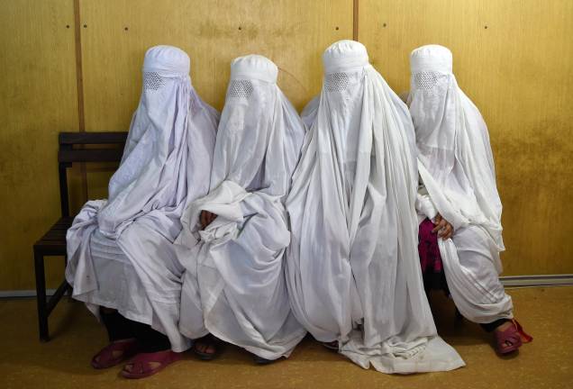 Mulheres refugiadas afegãs esperam para serem examinadas, no centro de registro do ACNUR na cidade paquistanesa de Peshawar.