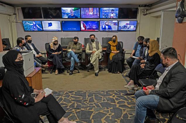 Repórteres  participam de uma reunião editorial na estação de TV Tolo em Cabul, Afeganistão, em 22/05/2022.