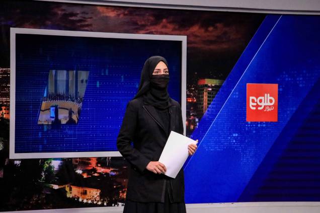 Khatira Ahmadi, apresentadora afegã da Tolo TV, lê notícias no estúdio em Cabul, Afeganistão, 23/05/2022.