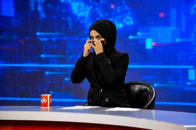 Tehmina, apresentadora da Tolo TV, no estúdio em Cabul, Afeganistão, 23/05/2022.