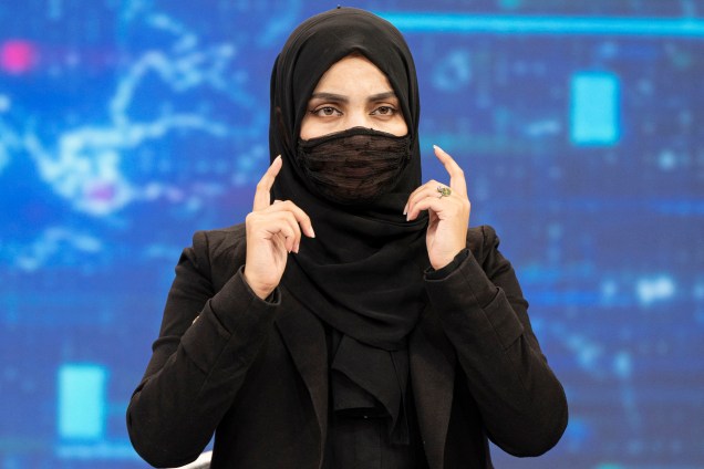 Thamina Usmani, durante uma transmissão ao vivo na estação de TV Tolo em Cabul, Afeganistão, em 22/05/2022.