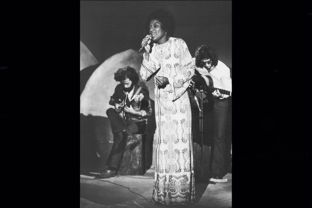 Cantora Alaíde Costa, em apresentação nos anos 70.