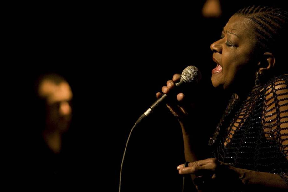 Alaíde Costa durante show, em 2009. Alaíde Costa durante show, em 2009.