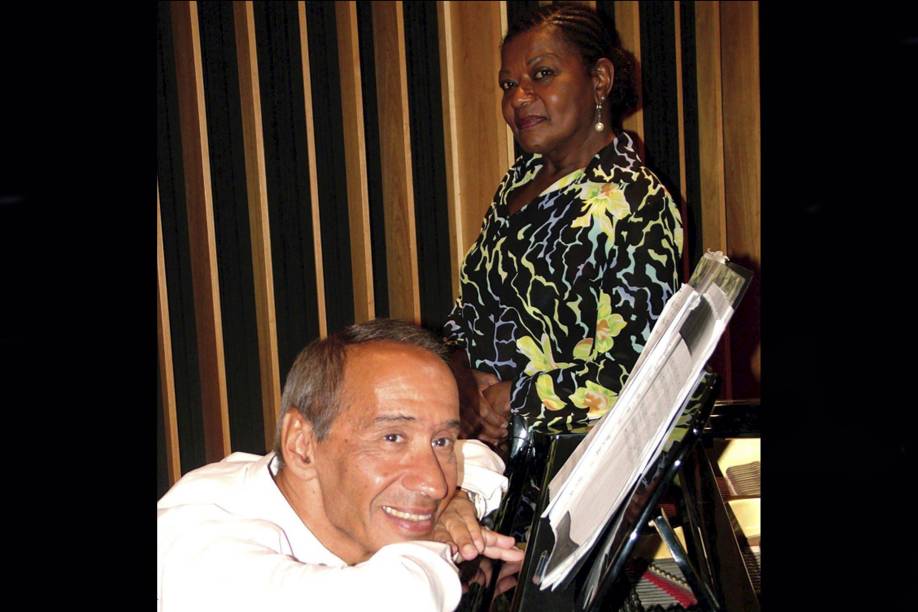 A cantora Alaíde Costa com o pianista João Carlos Assis Brasil, em 1993. A cantora Alaíde Costa com o pianista João Carlos Assis Brasil, em 1993.