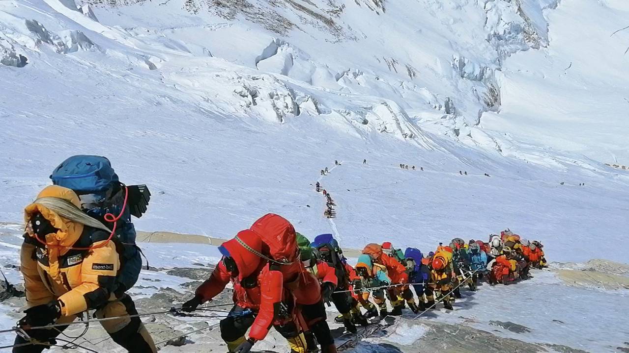 FLUXO INTENSO - Alpinistas esperam para chegar ao cume: a superlotação atrai problemas -