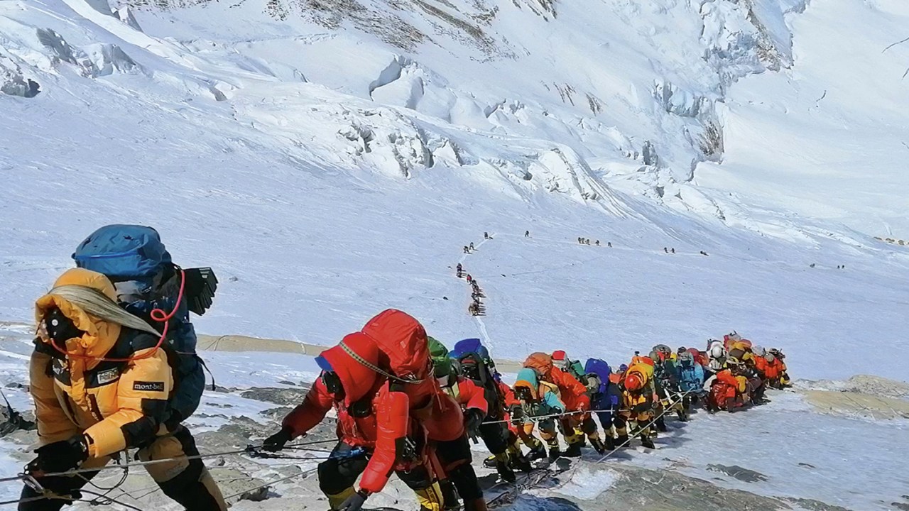 FLUXO INTENSO - Alpinistas esperam para chegar ao cume: a superlotação atrai problemas -