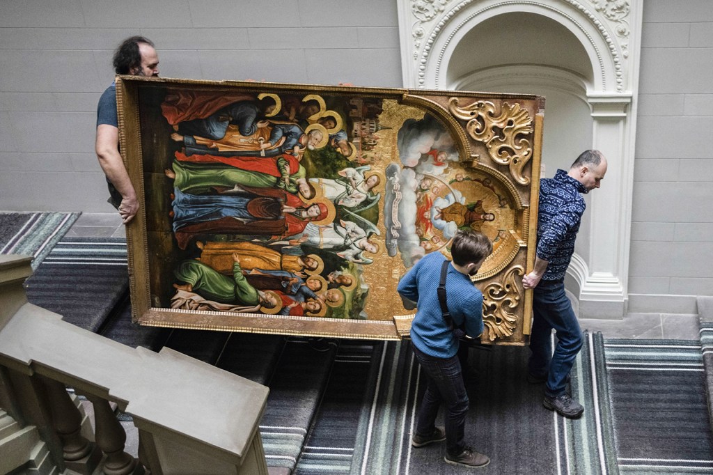 CORRE-CORRE - Risco real: para escapar dos conflitos, funcionários retiram obras do Museu Andrey Sheptytsky, em Lviv -