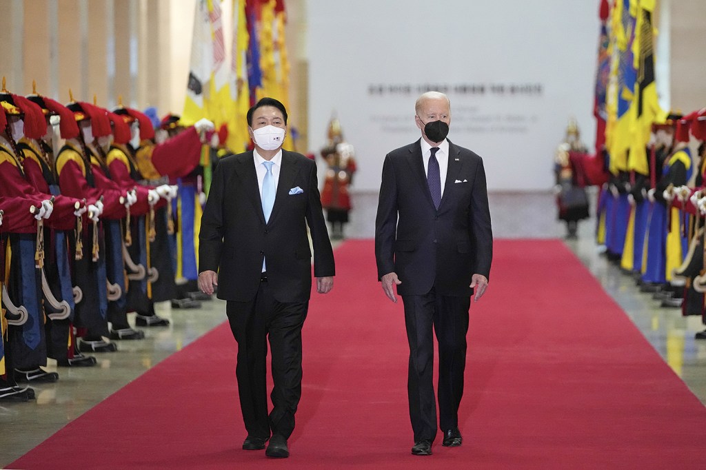 MUITO AMIGOS - Joe Biden em Seul com o presidente Yoon Seok-youl: périplo para firmar posição na região asiática -
