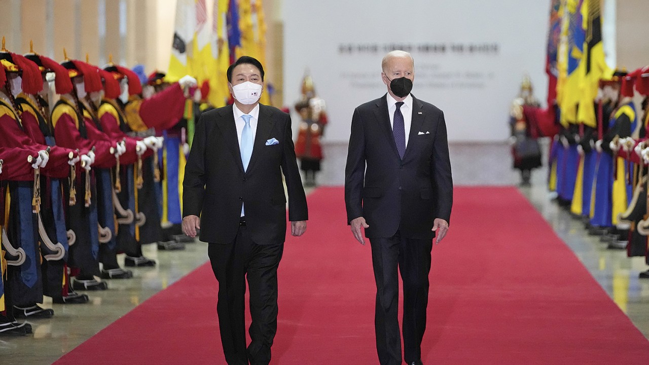 MUITO AMIGOS - Joe Biden em Seul com o presidente Yoon Seok-youl: périplo para firmar posição na região asiática -