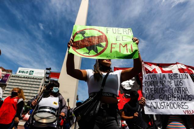Manifestantes contra o acordo entre o Governo e o Fundo Monetário Internacional,  percorrem do Obelisco até o Plaza de Mayo, local da sede do Governo e do Ministério da Economia.
