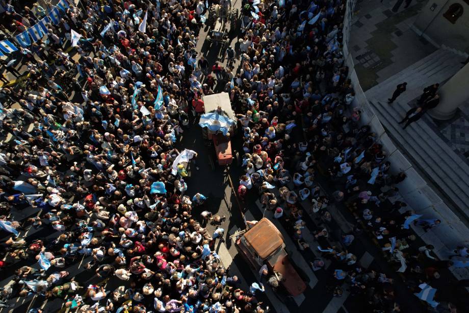 Agricultores e trabalhadores rurais participam de um protesto organizado pelo setor agrícola contra as políticas econômicas do governo do presidente argentino Alberto Fernandez, em Buenos Aires, em 23 de abril de 2022.