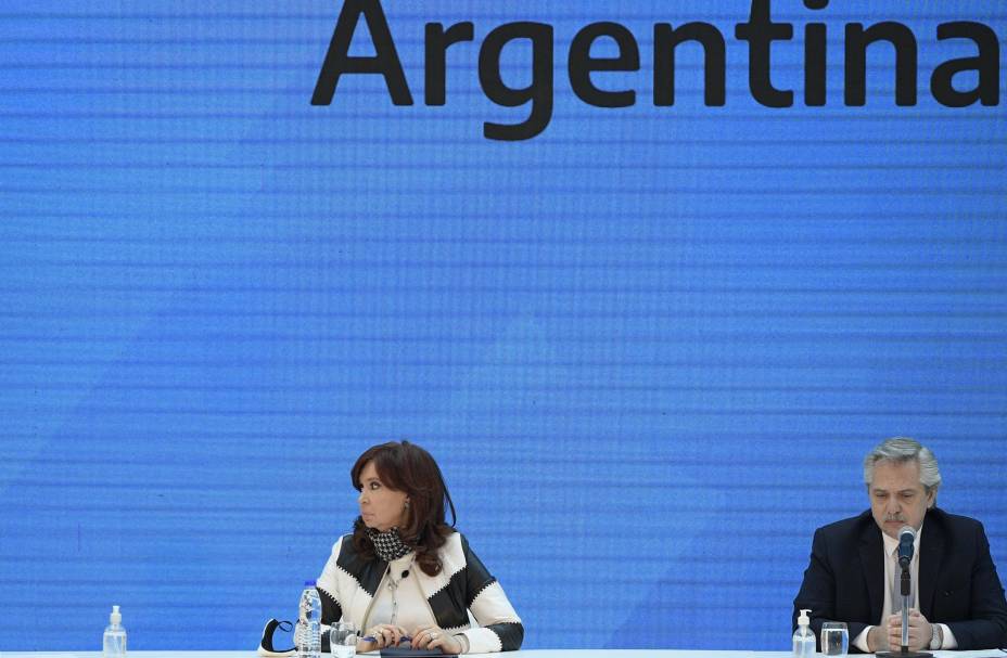 O presidente argentino Alberto Fernandez e a vice-presidente Cristina Fernández de Kirchner, durante coletiva `a imprensa sobre a dívida externa Argentina, na Casa Rosada em Buenos Aires, Argentina, 31 de agosto de 2020. O governo argentino formalizou o acordo com credores privados para reestruturar sua dívida de 65 bilhões de dólares, após cinco mêses de tensas negociações.