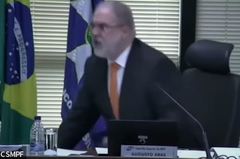 Augusto Aras durante discussão com o procurador Nívio de Freitas Silva Filho -