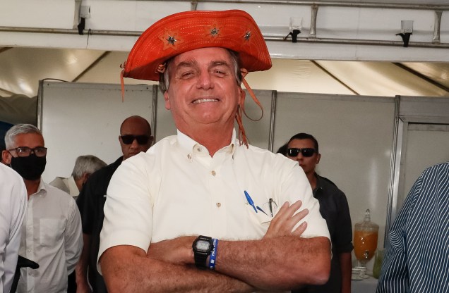 Coribe - BA, 21/01/2021- Presidente da República Jair Bolsonaro recebe um chapéu típico do nordeste.
