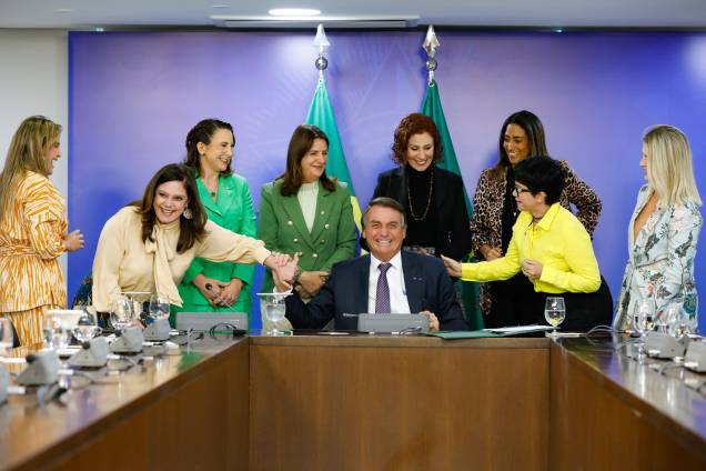 Brasília - DF, 24/05/2022-Bolsonaro com mulheres congressistas, na assinatura do Projeto de Lei nº 1.36021.