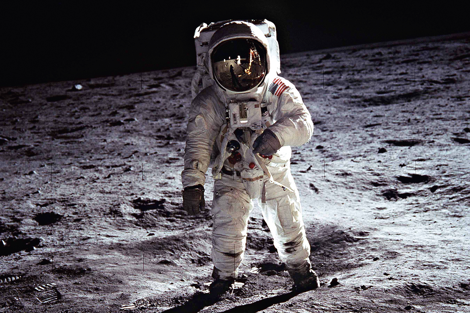 NA LUA - Neil Armstrong em 1969: veste desajeitada -