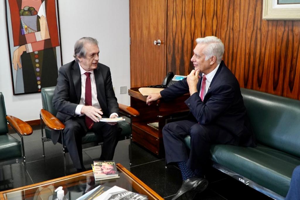 Luciano Bivar, presidente do União Brasil, e o encarregado de Negócios da Embaixada dos EUA, Douglas Koneff -