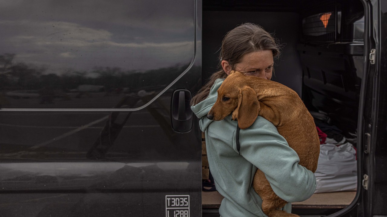 mulher abraçada com um cachorro
