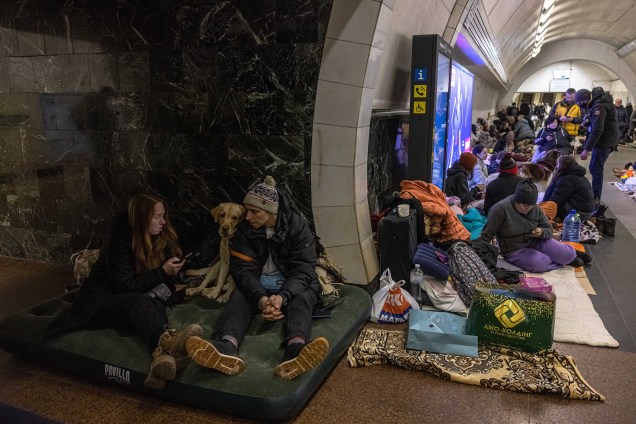 Pessoas se refugiam dentro da estação de metrô Dorohozhychi, que é usada como abrigo antiaéreo, em Kiev, Ucrânia, 02 de março de 2022.
