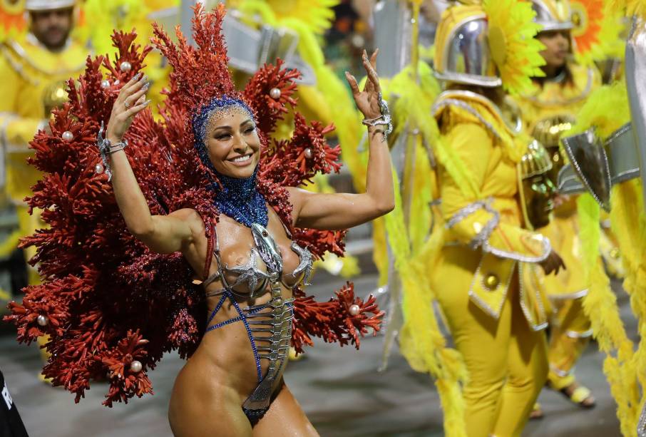 A Apresentadora Sabrina Sato desfilando pela Gaviões da Fiel em São Paulo no Carnaval de 2018.