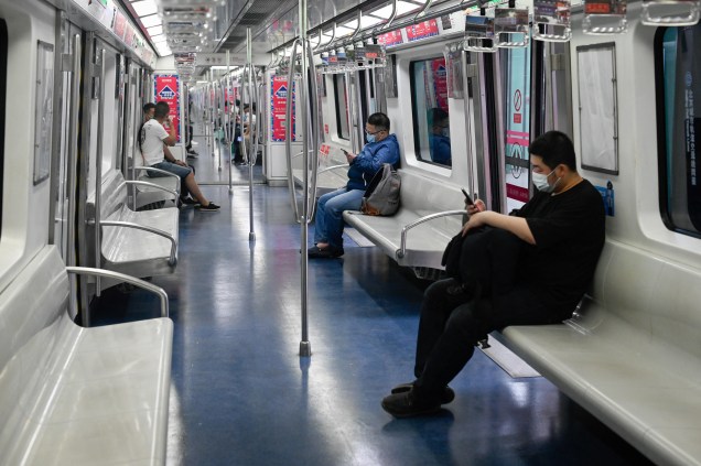 Passageiros no metrô em Pequim, em 24/05/2022.