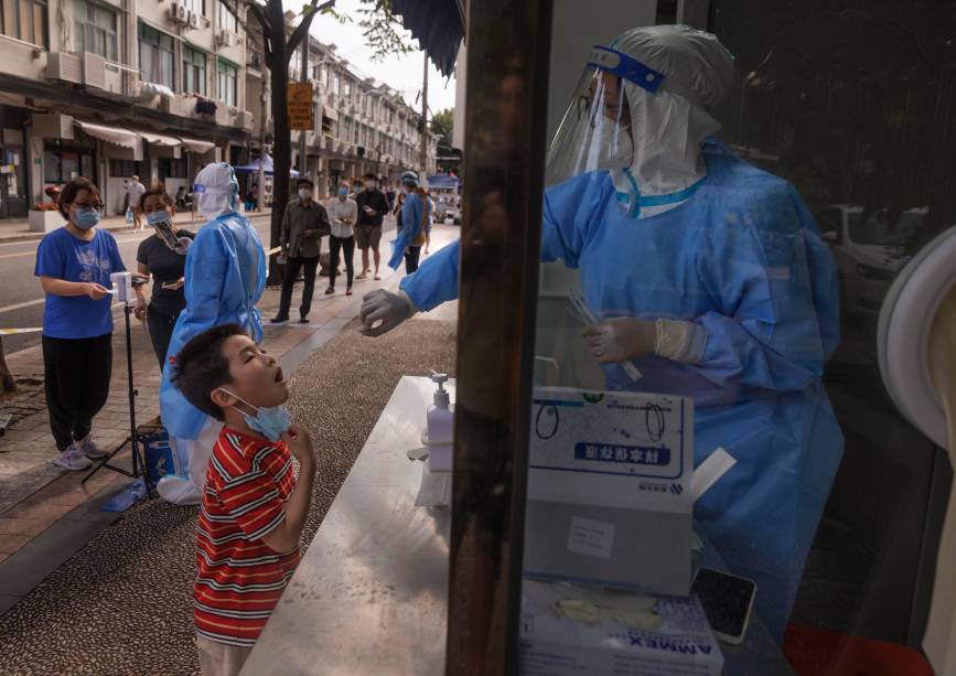 Um menino realiza teste de Covid-19, em um posto de teste improvisado, antes da suspensão do bloqueio em Xangai, China, em 31/05/2022.