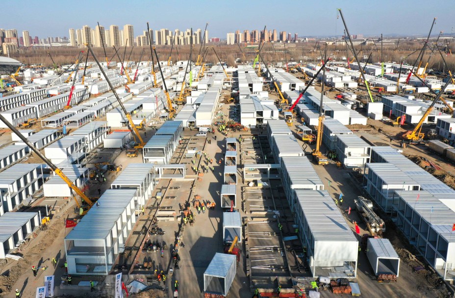 Construção de um hospital de campanha para combater o novo surto de Coronavírus Covid19 em Shenyang, na província de Liaoning, nordeste da China, em 06 de Abril de 2022.