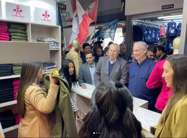 Ciro Gomes candidato `a Presidente pelo PDT, visitando a Feirinha da Madrugada, no Brás, em São Paulo.05/05/2022.