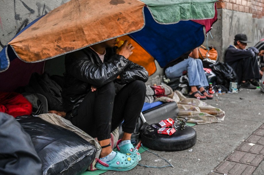 Uma mulher inala cola em uma rua do centro de Medellín, Colômbia, em 19 de março de 2022.