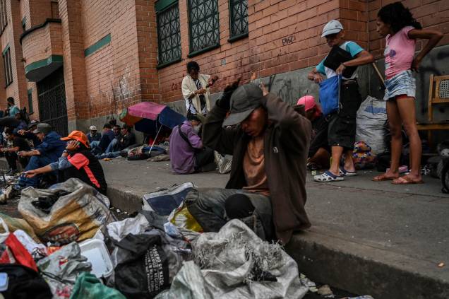 Viciados em drogas permanecem em uma rua do centro de Medellín, Colômbia, em 25 de fevereiro de 2022.