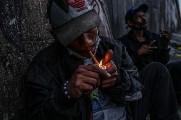 Viciados, fumam uma droga que consiste em cocaína misturada com pasta de coca e outras substâncias, no centro de Medellín, Colômbia, em 28 de fevereiro de 2022.