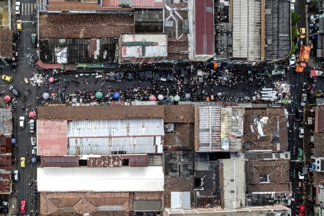 Vista aérea de uma rua onde as drogas são vendidas no centro de Medellín, Colômbia, em 18 de abril de 2022.