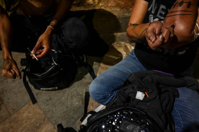 Viciados em drogas, injetam heroína no centro de Medellín, Colômbia, em 19 de março de 2022.
